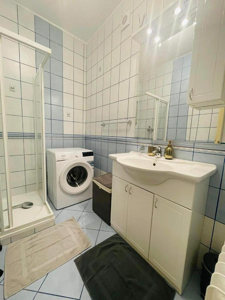 Lovely 2Bdr In Center, Wifi & Self-Check In Pozsony Kültér fotó